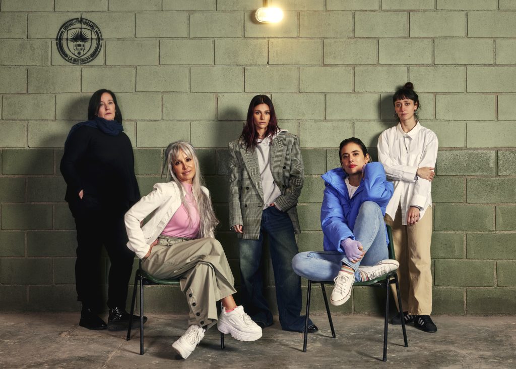 Carolina Ramírez junto a Ana Garibaldi, Erika de Sautu Riestra, Valentina Zenere y Camila Peralta en el spin-off de El Marginal. (Netflix)
