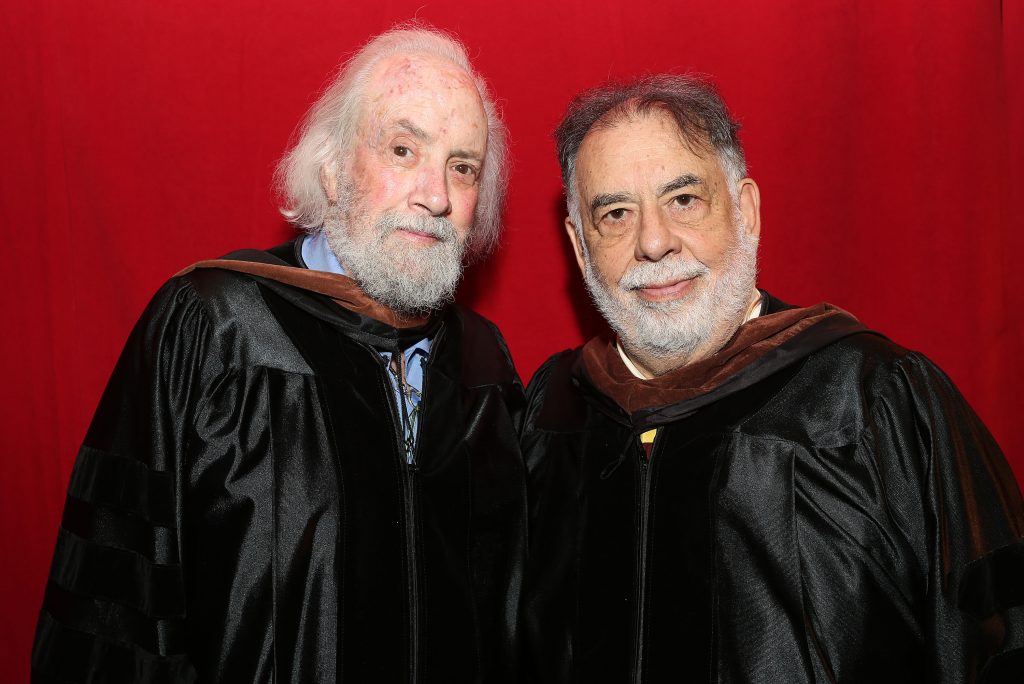 El guionista Robert Towne a la izquierda, y el director Francis Ford Coppola asisten a la ceremonia de graduación 2014 del Conservatorio AFI en el Teatro Chino TCL, el 11 de junio de 2014 en Hollywood, California. Imagen: Getty Images.